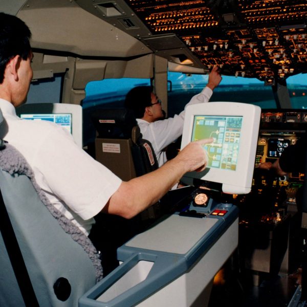 Motorised training seat in flight simulator